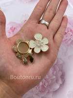 Накладка на пуговицу золотистая с лимонной (бежевой) эмалью в форме цветка с жемчугом