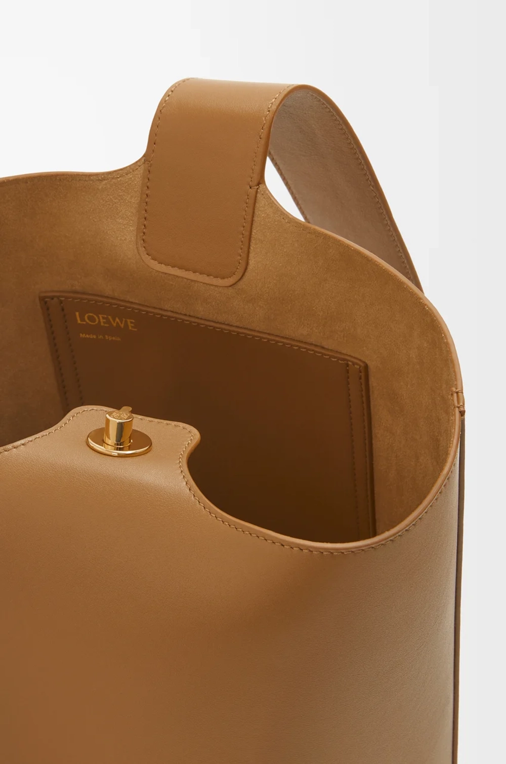 Loewe Сумка-ведро среднего размера Pebble из гладкой телячьей кожи, светло-коричневый
