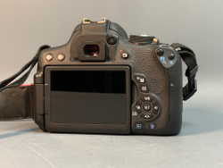 Canon 750D Kit 18-55mm IS STM 24.800 кадров, царапина на линзе