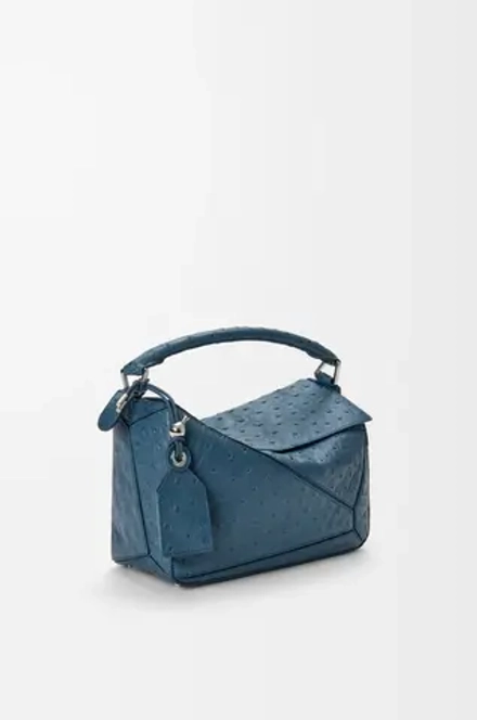 Loewe Маленькая сумка Puzzle Featherlight из страусиной кожи, синий