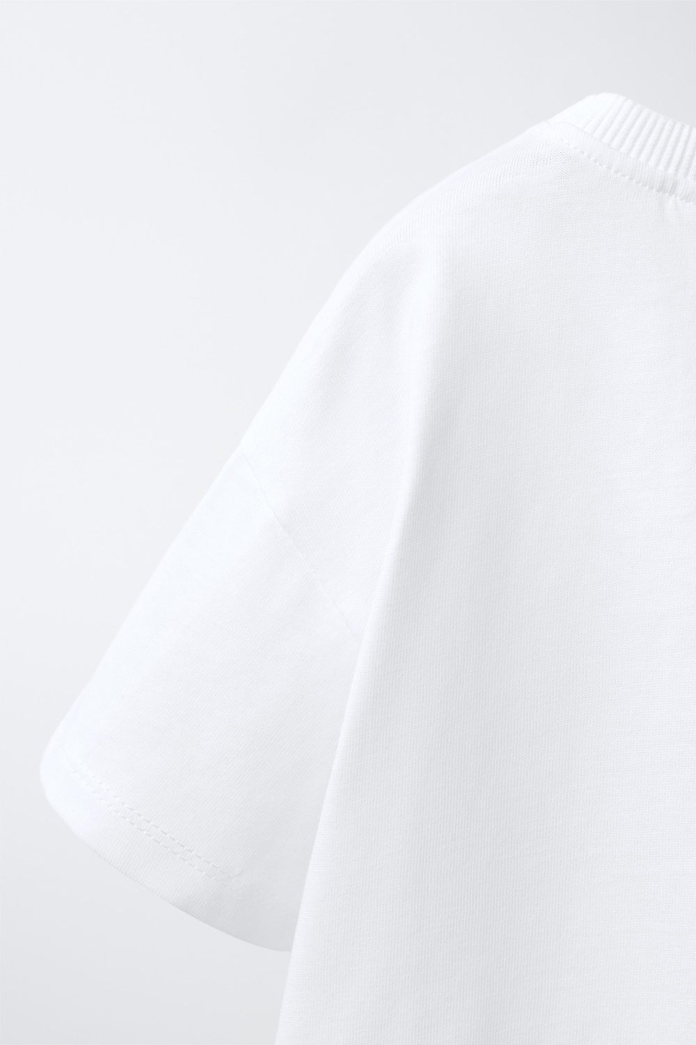 ZARA ФУТБОЛКА С ВИШНЕВЫМ КАРМАНОМ ИЗ КРУЖЕВА КРОШЕ, БЕЛЫЙ