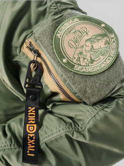 Куртка мужская зимняя Denali Husky Military (с.зеленая - supporo) — нашивка на рукаве крупным планом