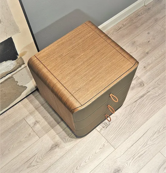 Тумба прикроватная SG-46, бежевая экокожа, шпон ореха