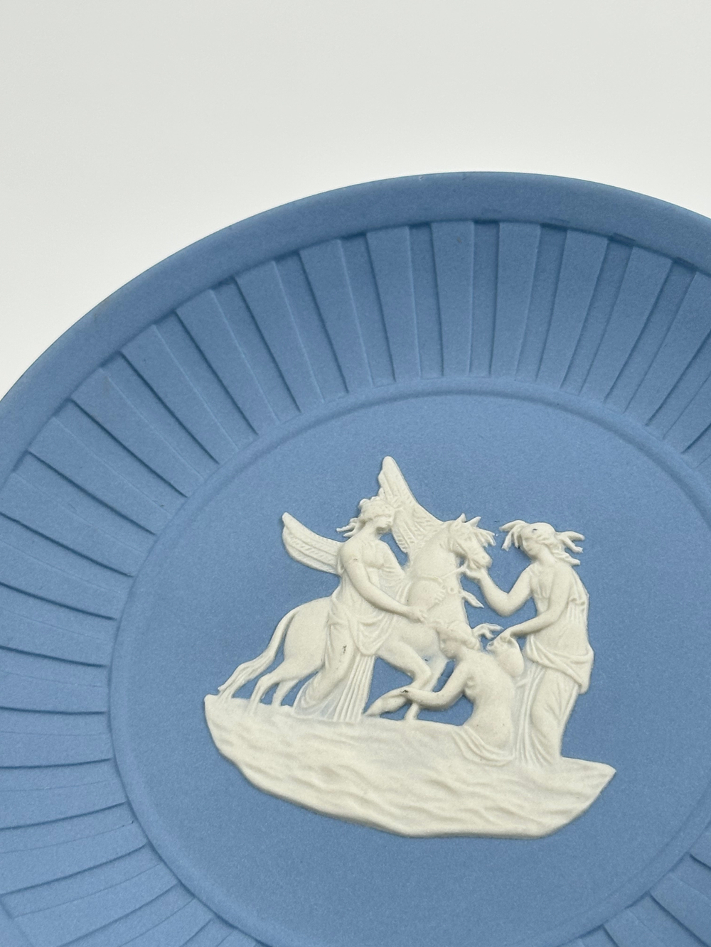 Тарелка декоративная Wedgwood голубая