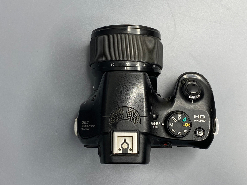 Sony Alpha A3500 Kit 18–50mm — 55 500 кадров (не заряжается через micro-USB)