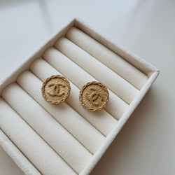 Клипсы Chanel с логотипом