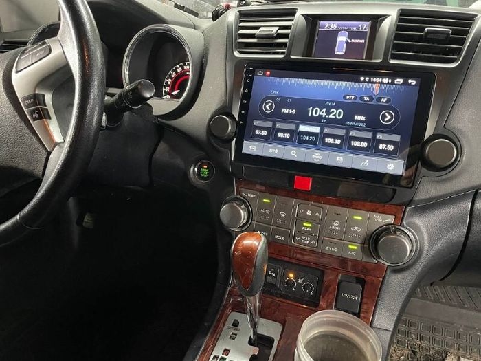 Магнитола для Toyota Highlander 2 XU40 2007-2013 (крутилки декоративные) - FarCar S500-TS10 монитор 10.36" QLED на Android 14, Быстрая, CarPlay, 4G SIM-слот
