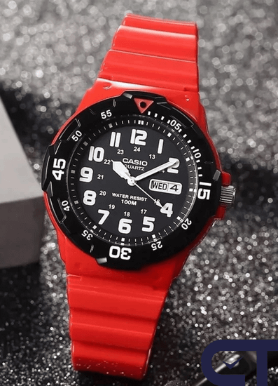CASIO MRW-200HC-4B — спортивные аналоговые часы с красным корпусом и вращающимся безелем