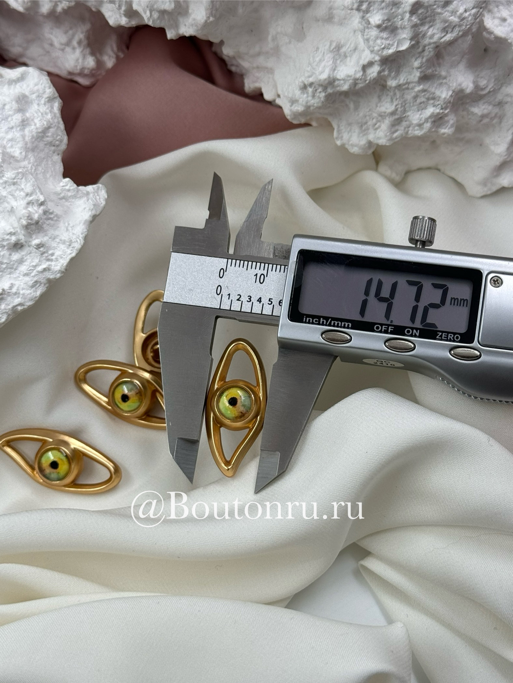 Пуговицы Скиап. в форме глаза с желто-зеленым зрачком матовое золото