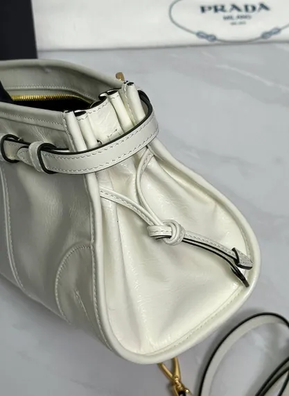 Маленькая кожаная сумка Prada через плечо, белый