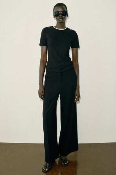 ФУТБОЛКА С КОНТРАСТНОЙ ОТДЕЛКОЙ И ПУГОВИЦАМИ — ZARA