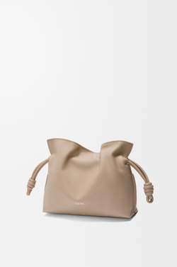 Loewe Мини-клатч Flamenco из телячьей кожи наппа, песочный