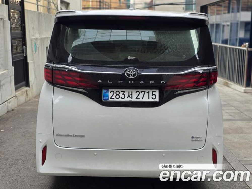 Toyota Alphard 2.5 HEV Executive AWD — 2025