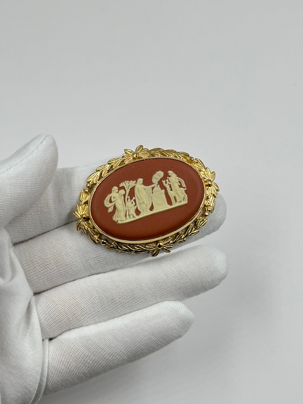Брошь Wedgwood терракотовая
