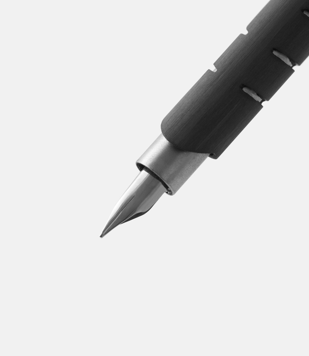 Lucio Rossi Design Ultra — перьевая ручка из карбона