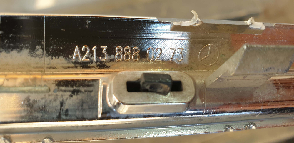 Молдинг решетки радиатора Mercedes E (W213) 16-20 Б/У Оригинал A2138880273