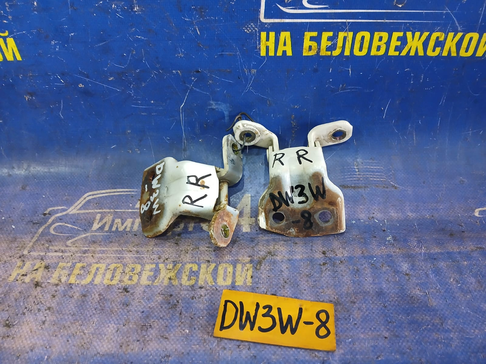 Петля двери задней правой MAZDA DEMIO 1998