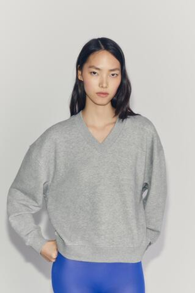 ТОЛСТОВКА С V-ОБРАЗНЫМ ВЫРЕЗОМ — ZARA