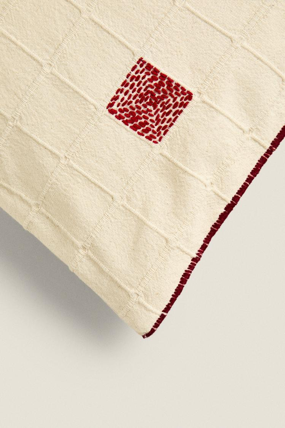 ZARA HOME ЧЕХОЛ ДЛЯ ДЕКОРАТИВНОЙ ПОДУШКИ С ГЕОМЕТРИЧЕСКОЙ ВЫШИВКОЙ, СВЕТЛО-БЕЖЕВЫЙ