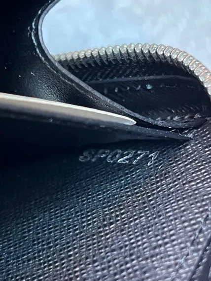 Портмоне Louis Vuitton Zippy XL Taiga Black