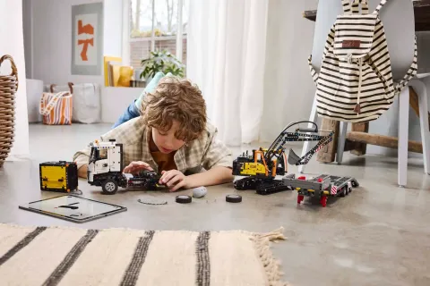 Конструктор LEGO Technic 42175 Грузовик Volvo FMX и электрический экскаватор EC230