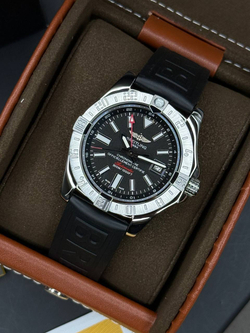 Часы Breitling Avenger II GMT V1731010