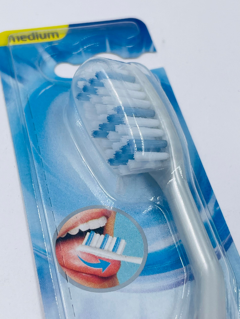 Зубная щетка Pepsodent Medium Professional, средней жесткости, красная