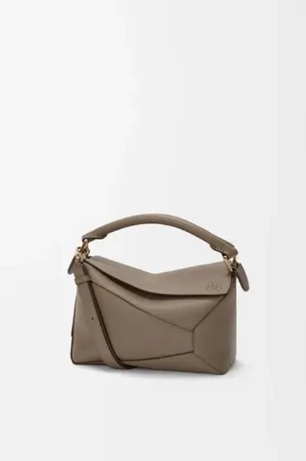 Loewe Маленькая сумка Puzzle Edge из мягкой зернистой телячьей кожи, серо-коричневый