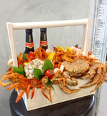 Композиция с раками и морепродуктами в ящике