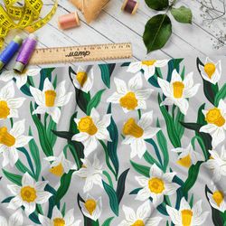 Ткань габардин крупные белые нарциссы на сером фоне