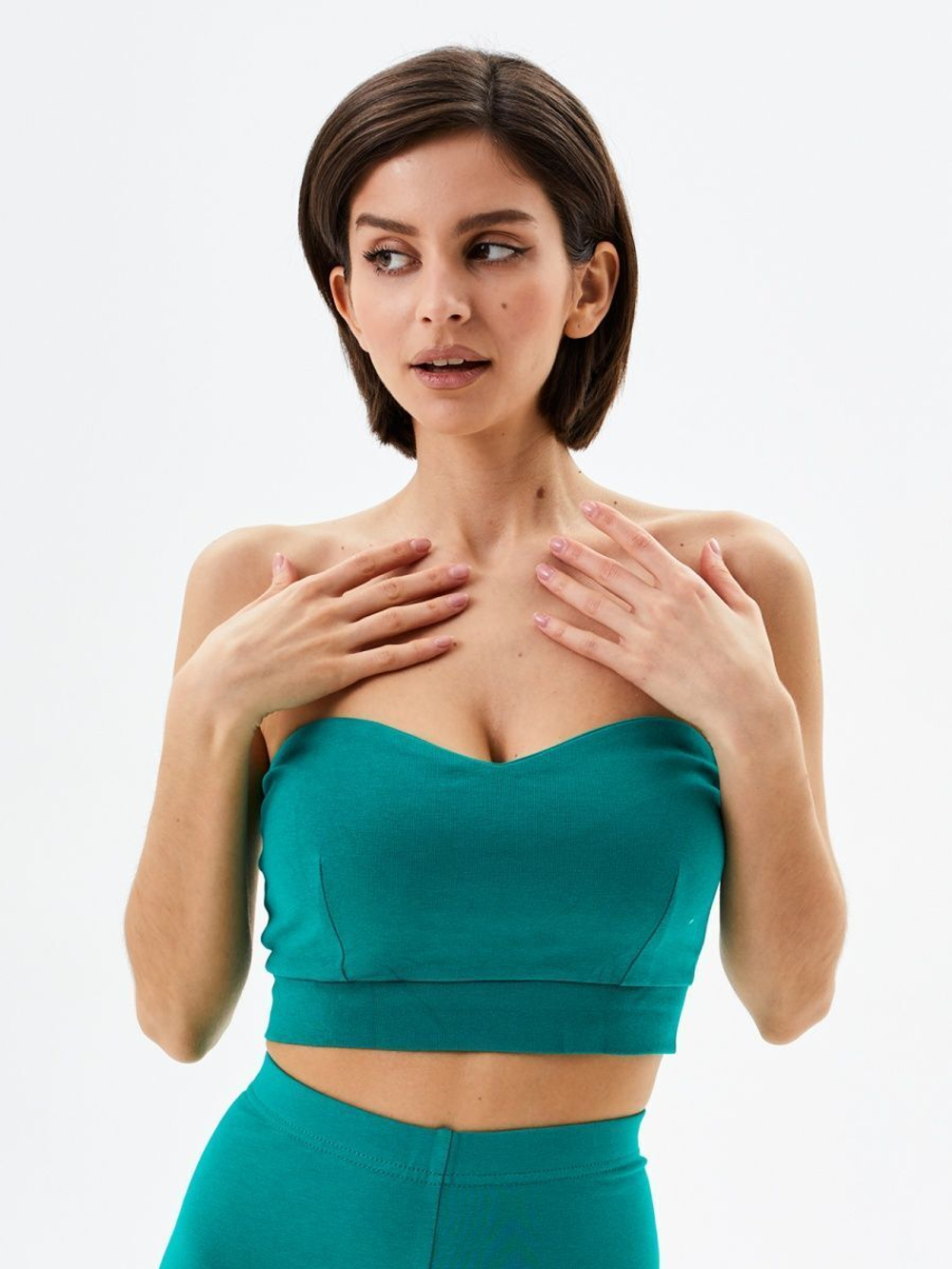 Короткий топ-бандо с вырезом сердечком