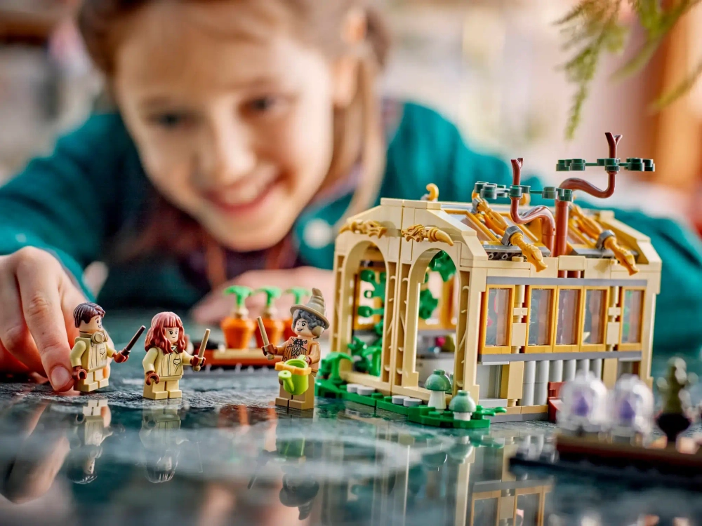 Конструктор LEGO Harry Potter 76445 Замок Хогвартс: Урок гербологии