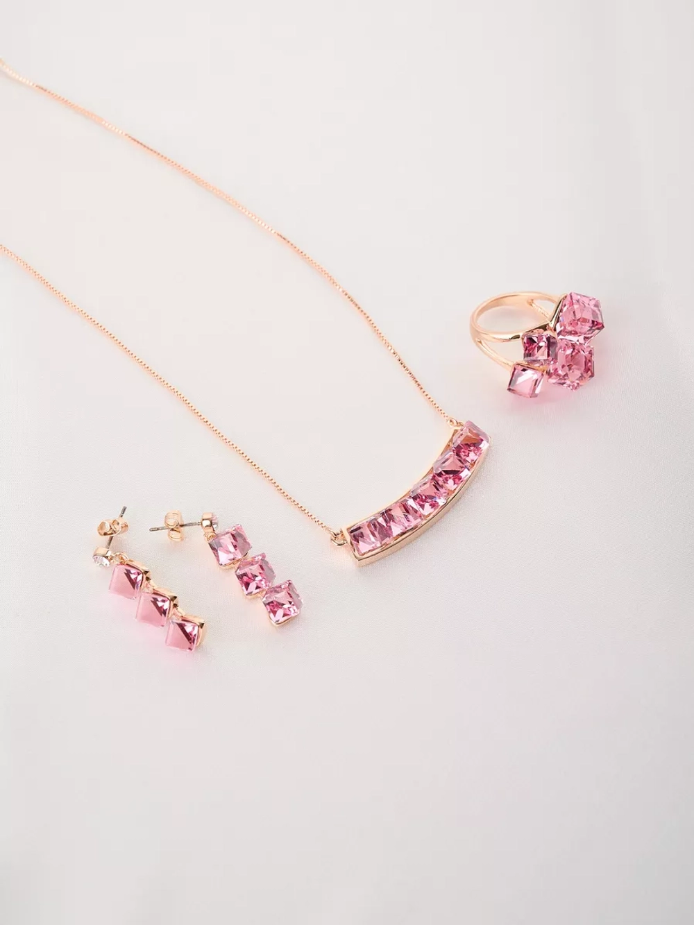 Кольцо коктейльное Мираж с розовыми кубиками Swarovski