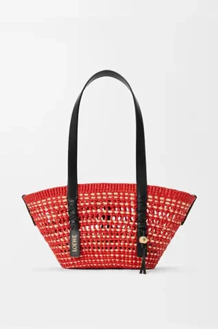 Loewe Небольшая плетеная сумка-корзина Braid из пальмы и телячьей кожи, красный