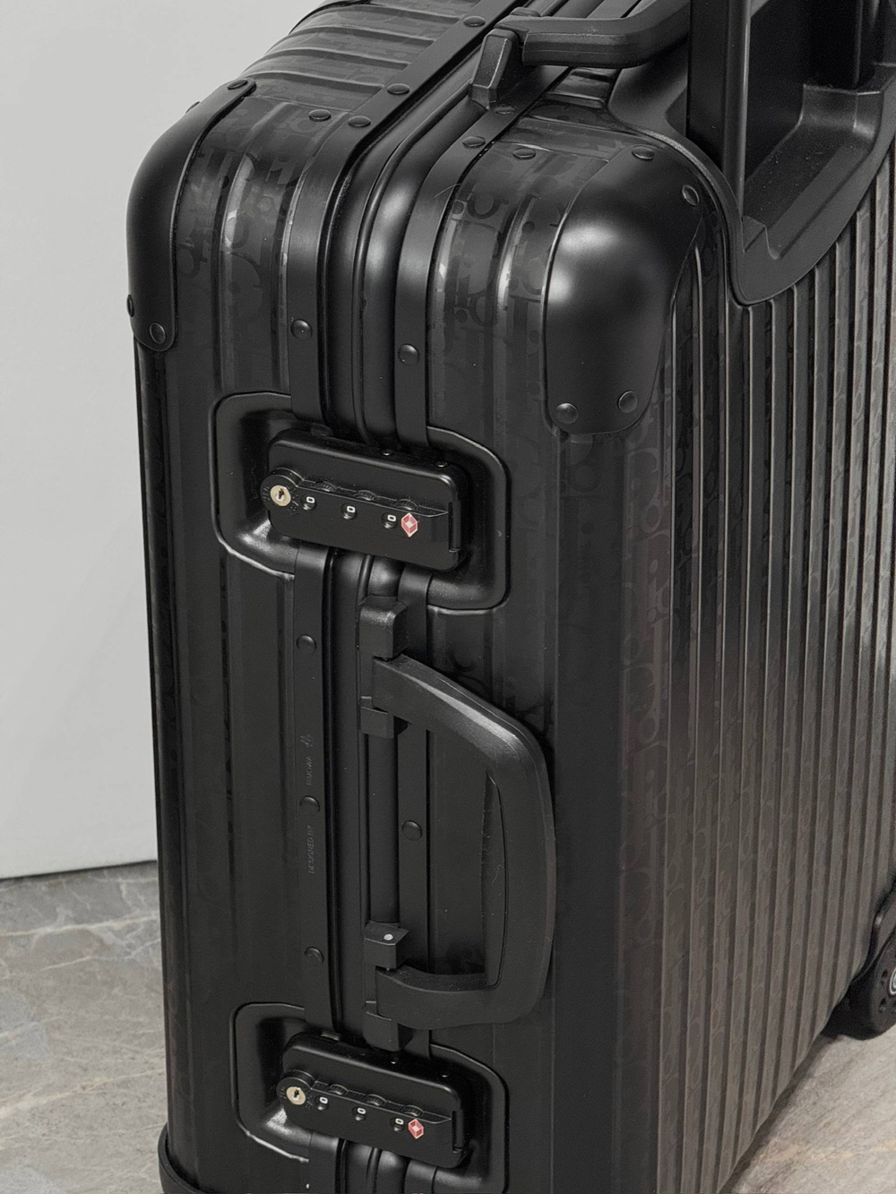 Дорожный чемодан Rimowa х Christian Dior