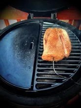 Керамический гриль Kamado Joe Classic II Stand-Alone, 46 см (красный), на столе из дуба