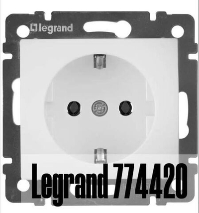 Розетка с заземлением со шторками на винтовых зажимах Legrand Valena