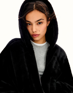 BERSHKA Шуба из искусственного меха с капюшоном, черный