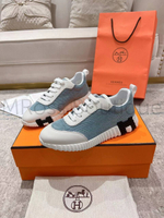 Женские кроссовки Hermes Bouncing голубого цвета с буквой на подошве