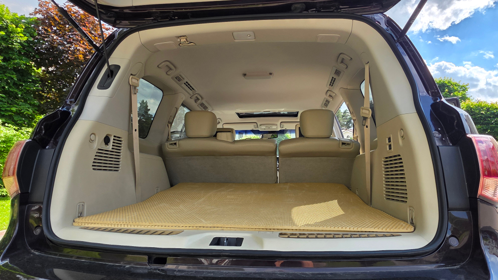 Автомобиль Infiniti QX56