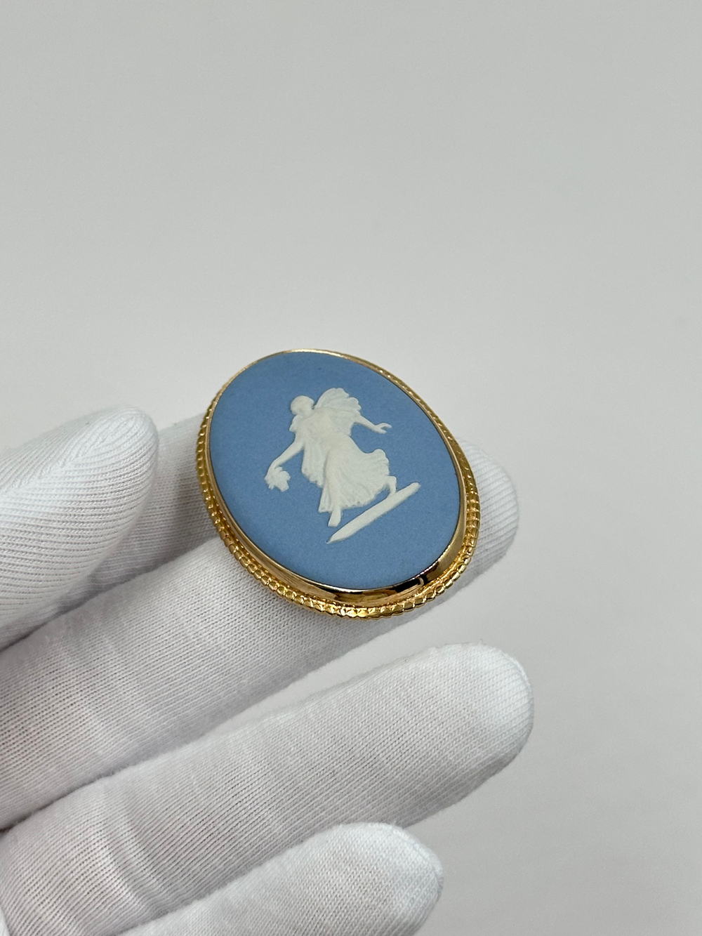 Брошь Wedgwood голубая