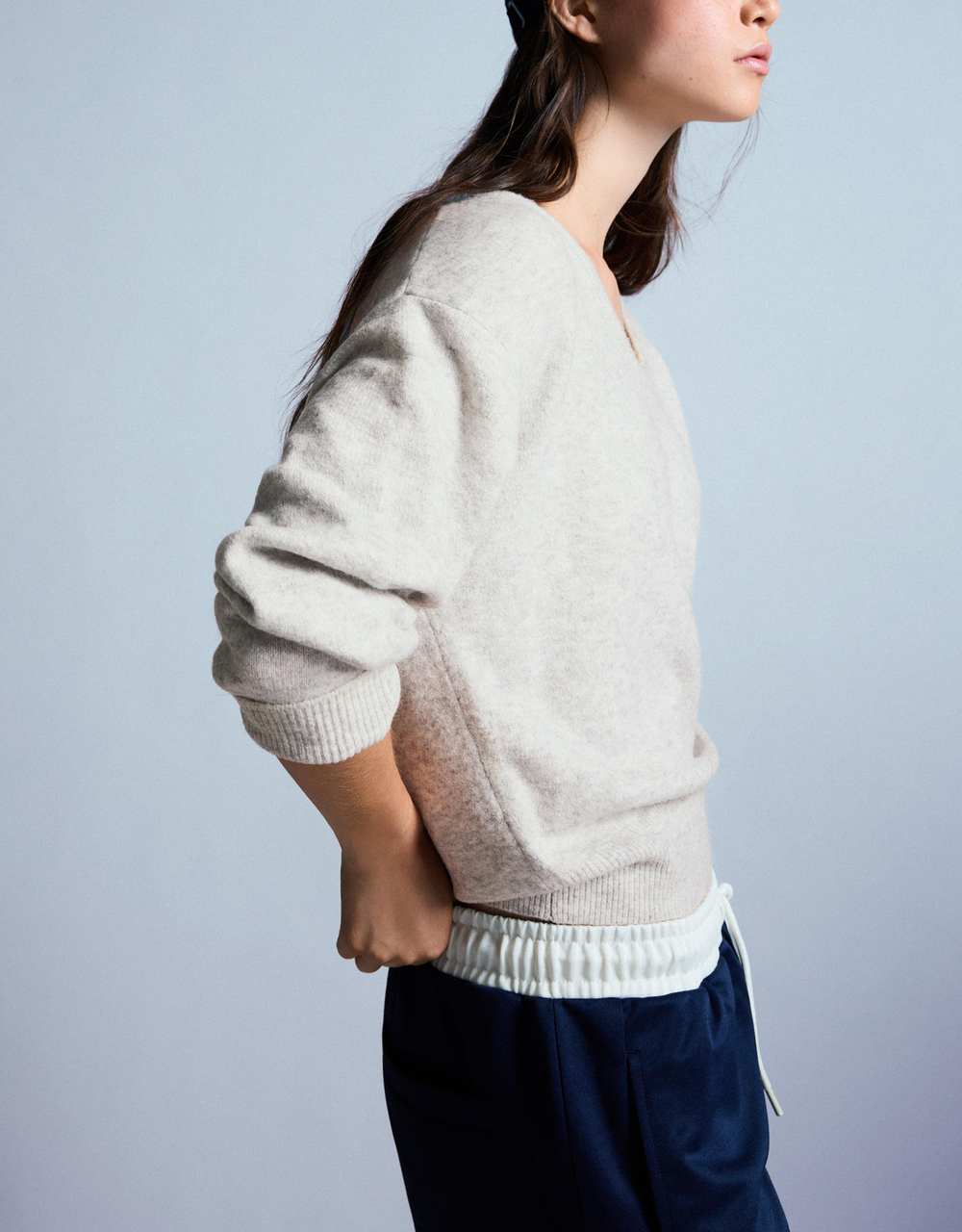 Женский свитер оверсайз с V-образным вырезом soft touch - BERSHKA