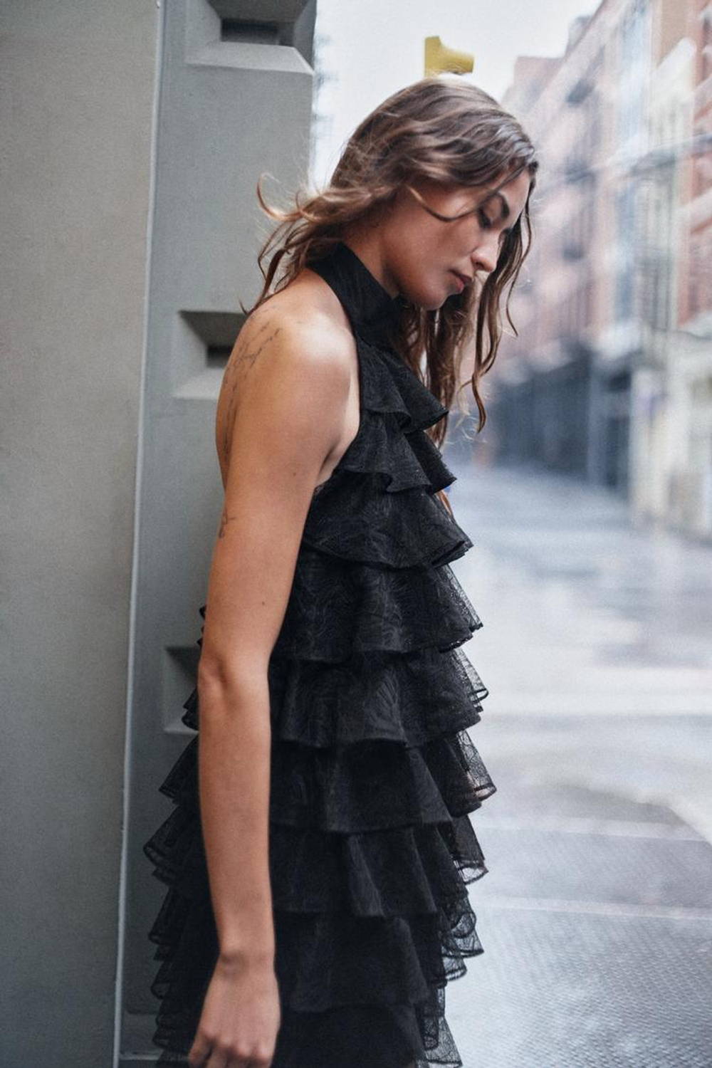 ZARA КОРОТКОЕ ПЛАТЬЕ С ВОЛАНАМИ И КРУЖЕВОМ, ЧЕРНЫЙ