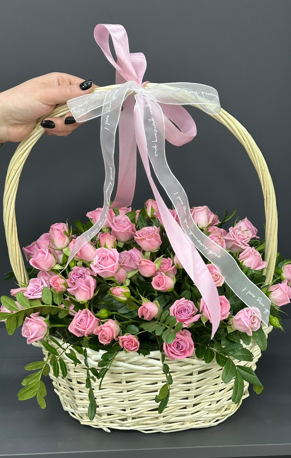 Корзина с кустовыми розами