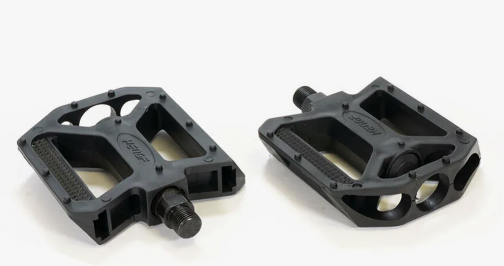 Педали TRIX PLATFORM пластиковые, 110x105мм, резьба 9/16", с шипами, черные