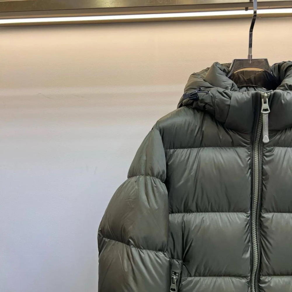 Пуховик Burberry болотного цвета