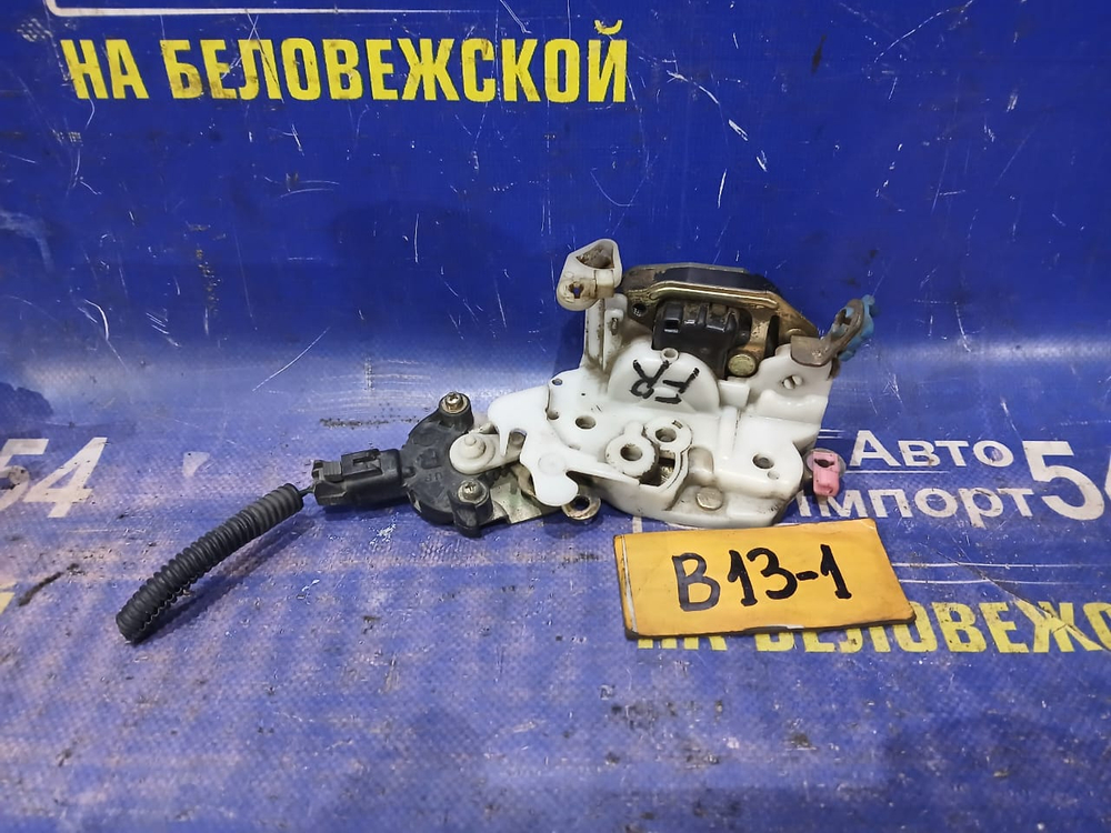 Замок двери передней правой NISSAN SUNNY 1990