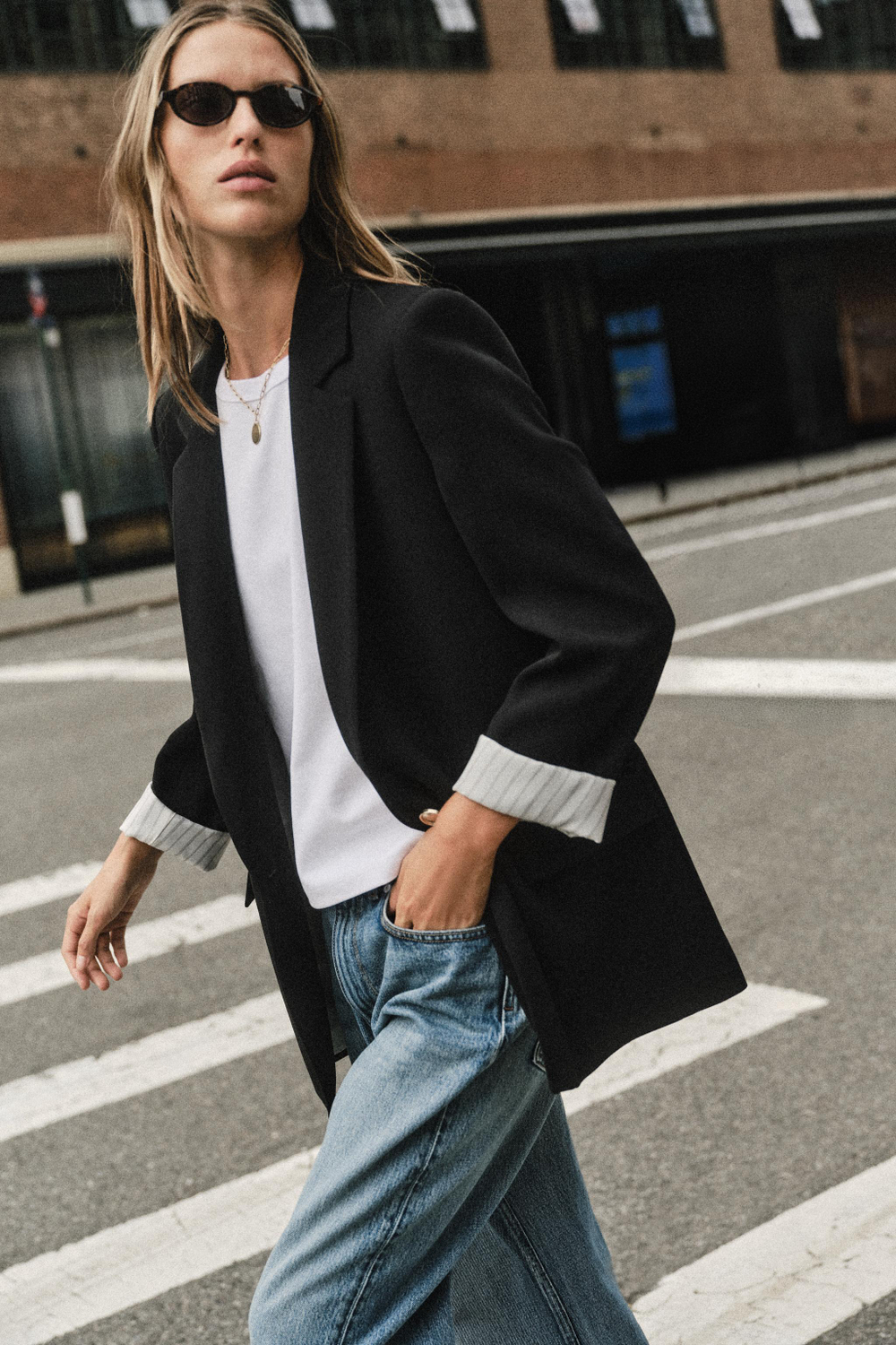 БЛЕЙЗЕР С ПОДПЛЕЧНИКАМИ И ПРИНТОМ НА МАНЖЕТАХ — ZARA
