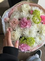 Букет из хризантемы, диантусов, вибурнума и кустовых пионовидных роз