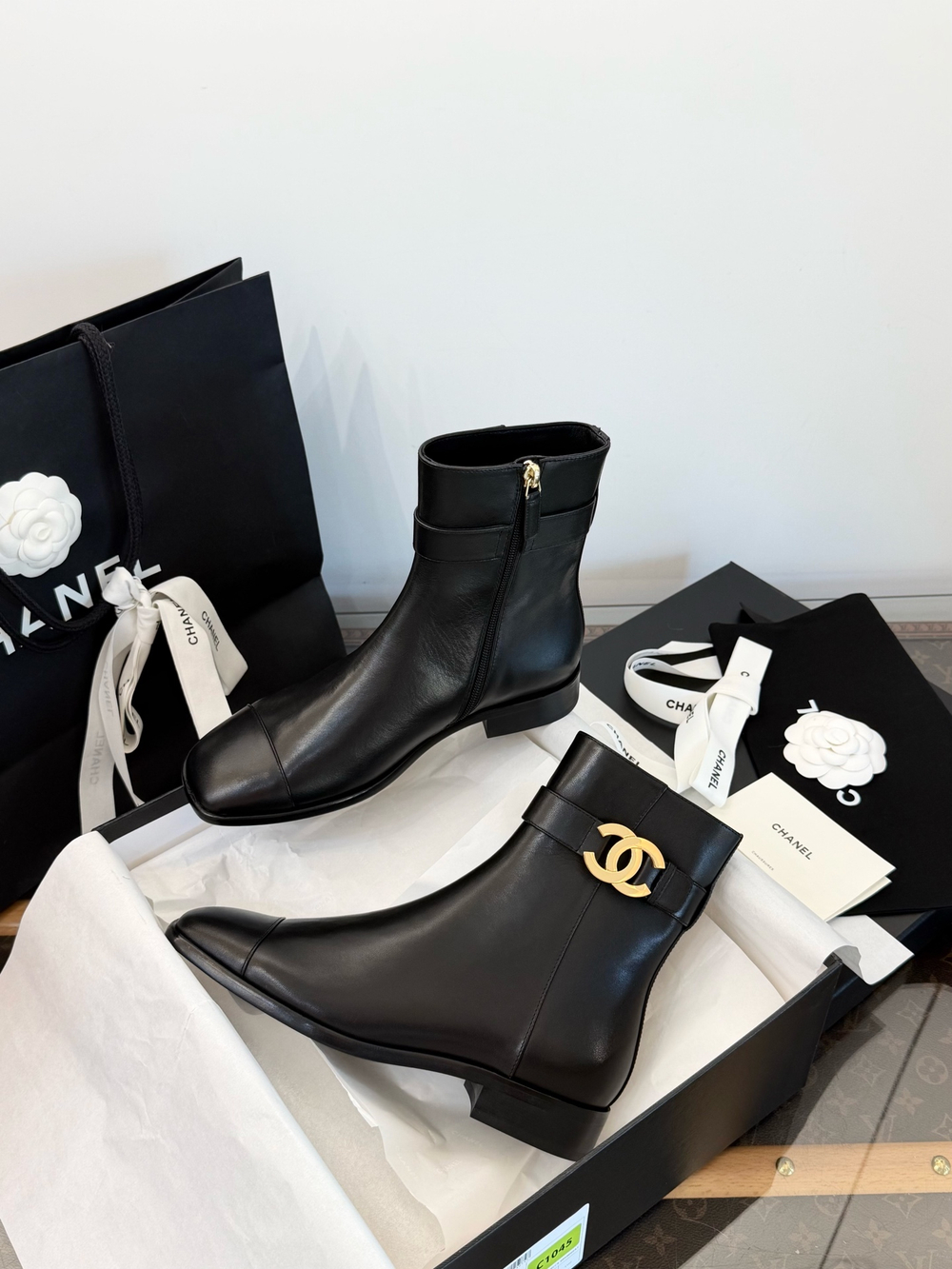 Женские ботильоны Chanel с золотистой монограммой CC — чёрные — фото 3